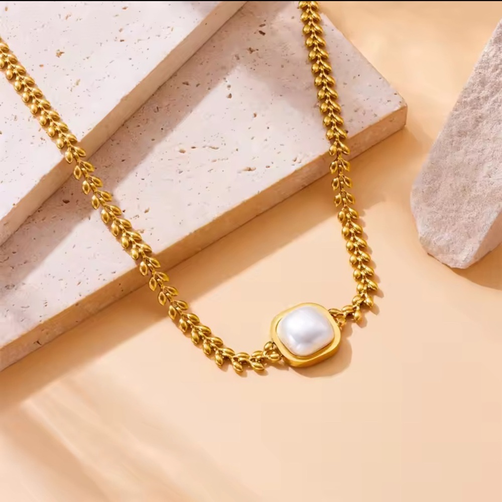 Chic 18k Gold plated stainless steel Necklace with Pearl Accent - Picture 3 of 7